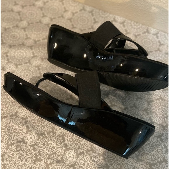Stuart Weitzman~Black Patent Leather Thong Wedge Sandal~Matte Over Strap~Size 9 - Picture 9 of 16